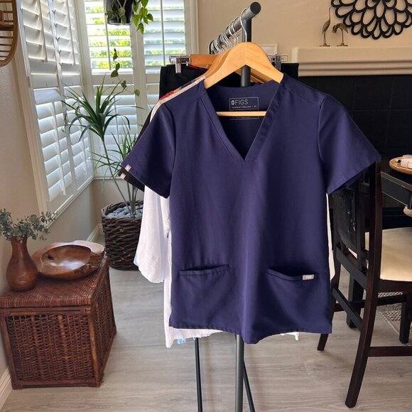 Figs Scrubs Top Womens SZ XS Navy Technical Collections Two Front Pockets Nurse - Picture 16 of 16